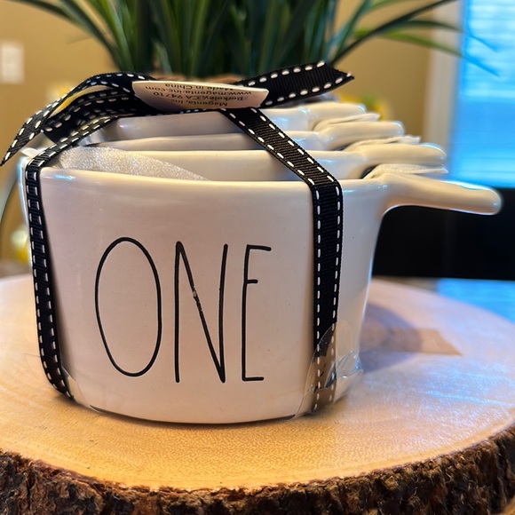 New Rae Dunn measuring cups with ghost handles - Picture 1 of 2